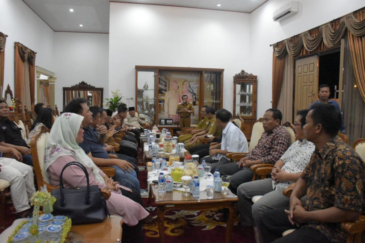 Edward ajak Bupati sampai masyarakat Oku Timur hadiri acara peresmian Bandara Gatot Subroto