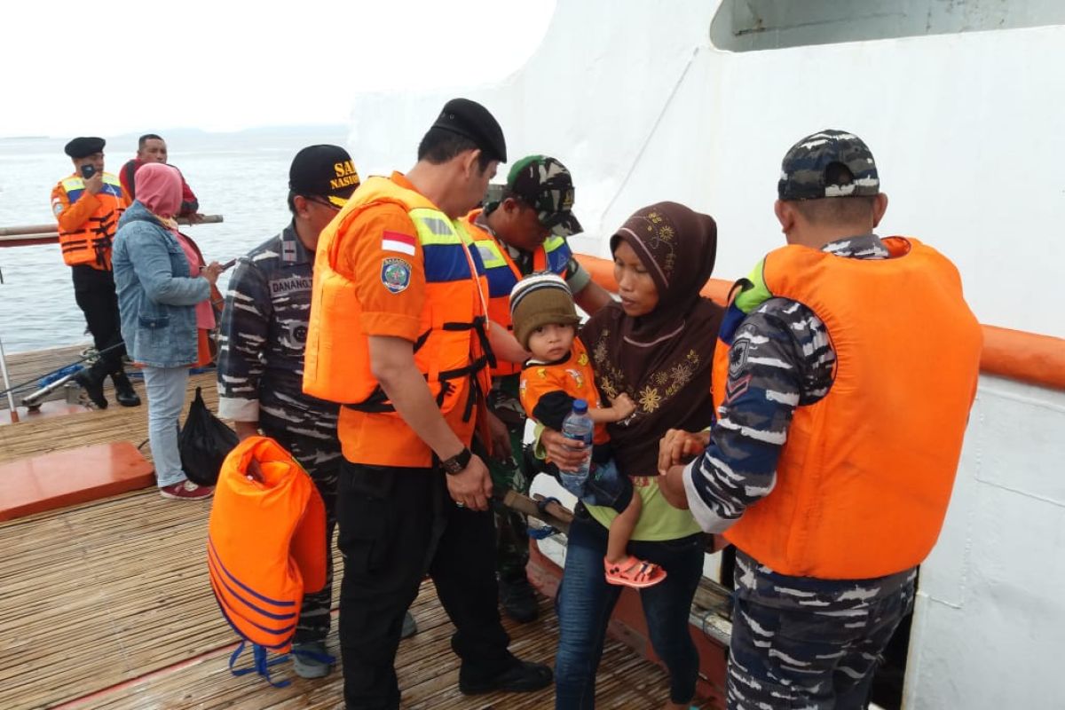 Tim SAR evakuasi penumpang kapal kandas di Banggai Laut