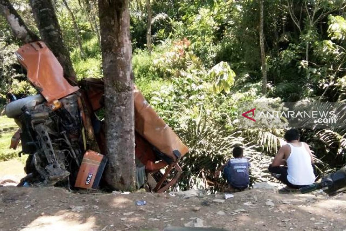 Masuk jurang setelah tabrak pohon, sopir asal Deli Serdang meninggal