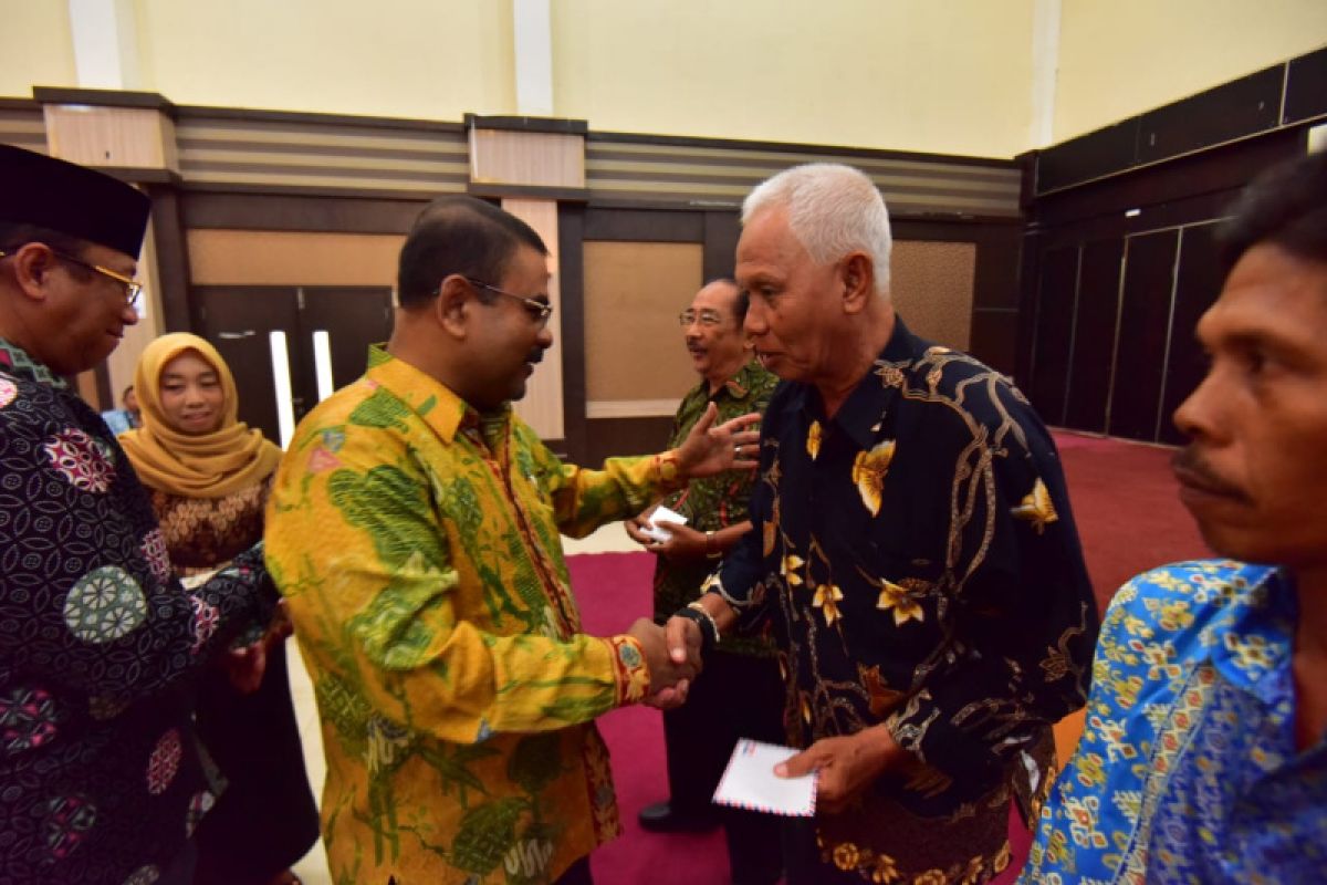 Bupati Karimun serahkan insentif RT/RW lima kecamatan