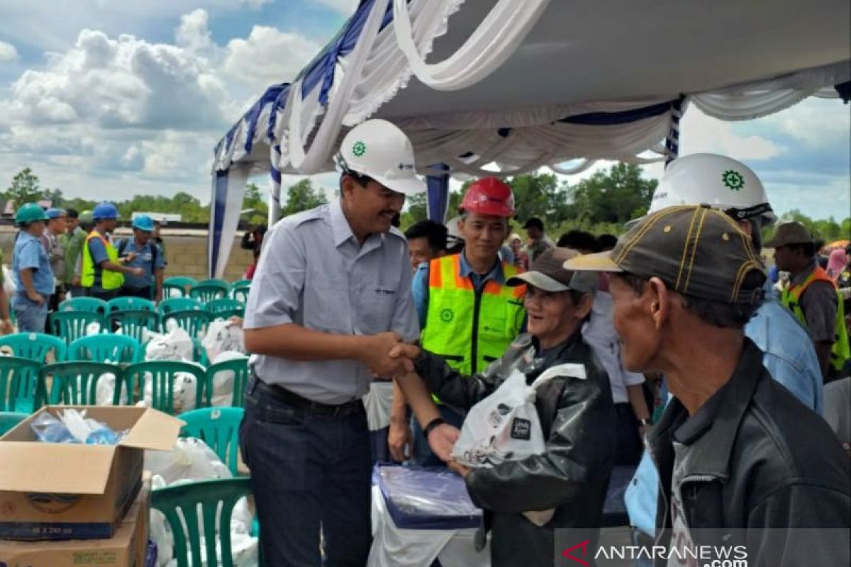 PT Timah bagikan 900 paket pangan murah BUMN di Belitung