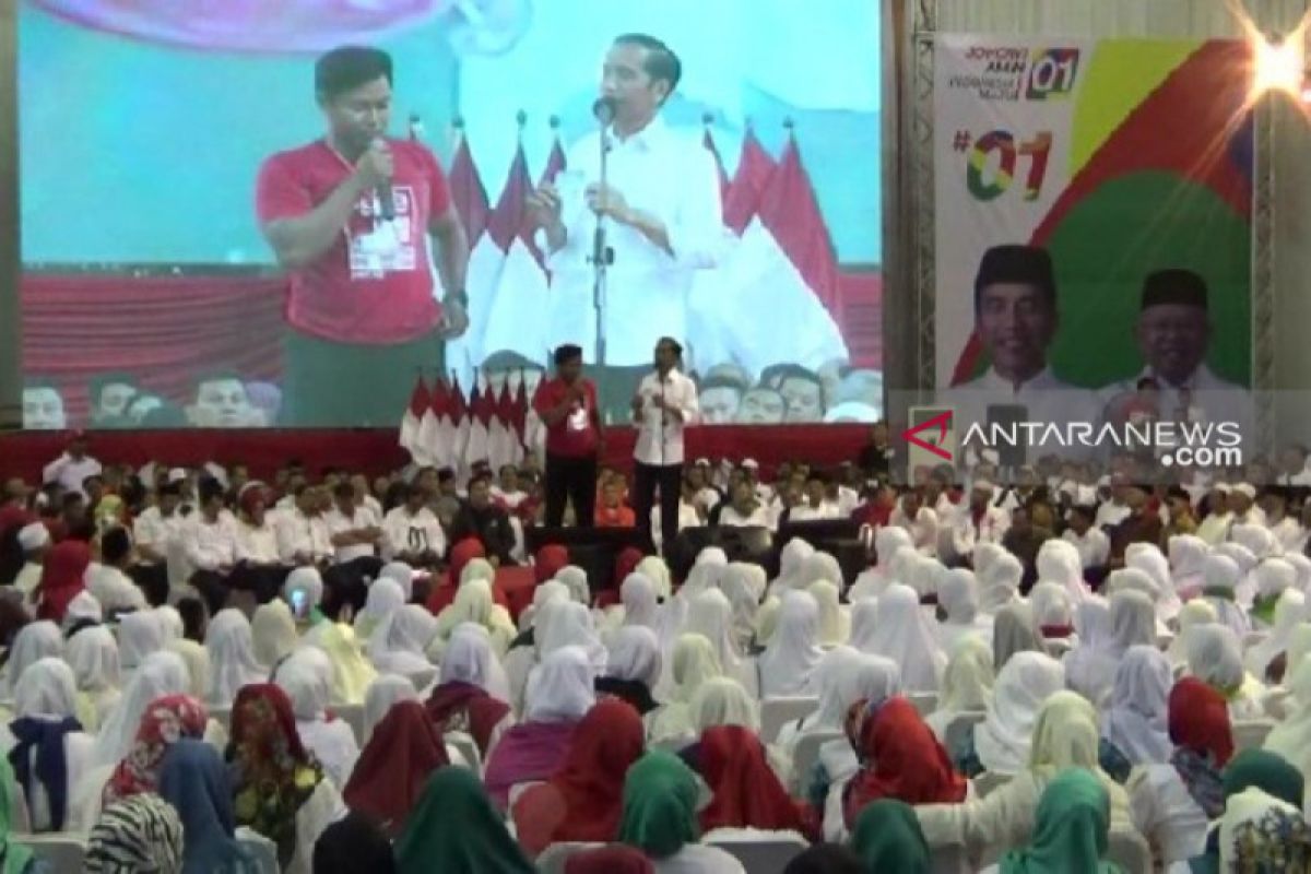 Warga Ngawi ikuti kampanye Jokowi di GOR Bung Hatta