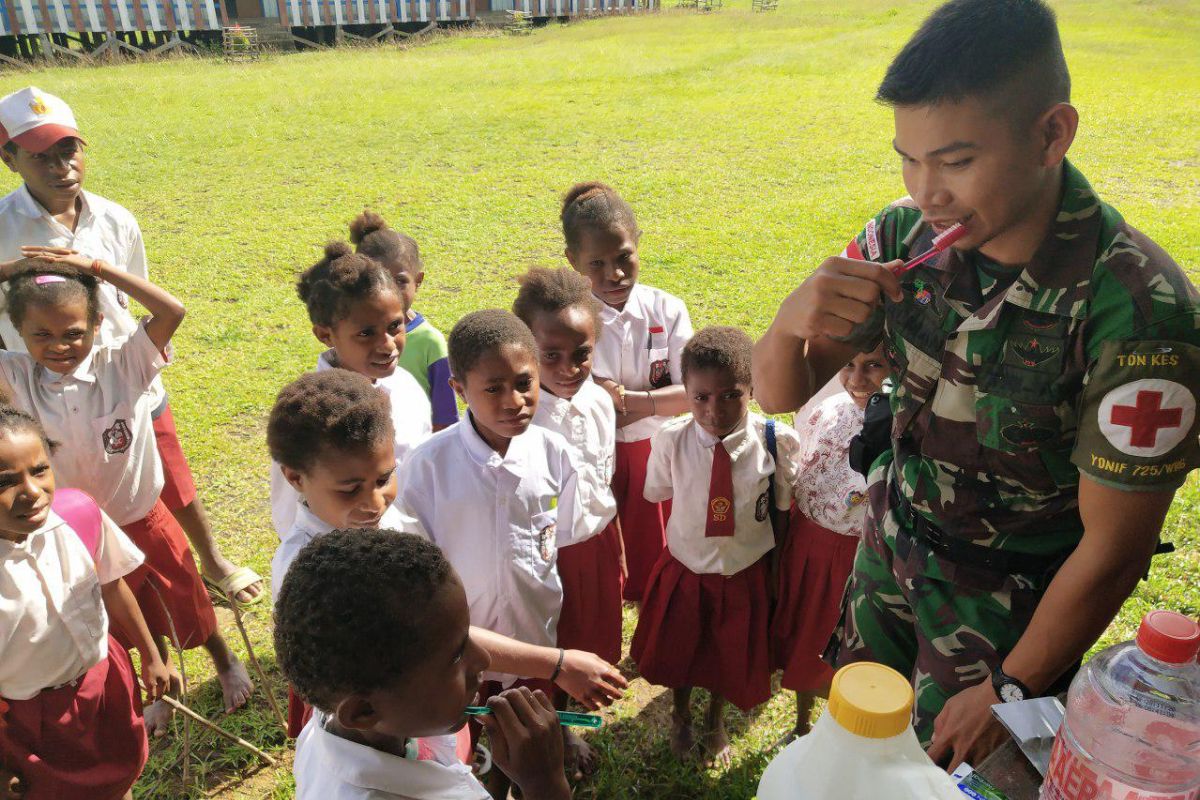 Prajurit TNI ajar pelajar di perbatasan tentang cara benar menyikat  gigi