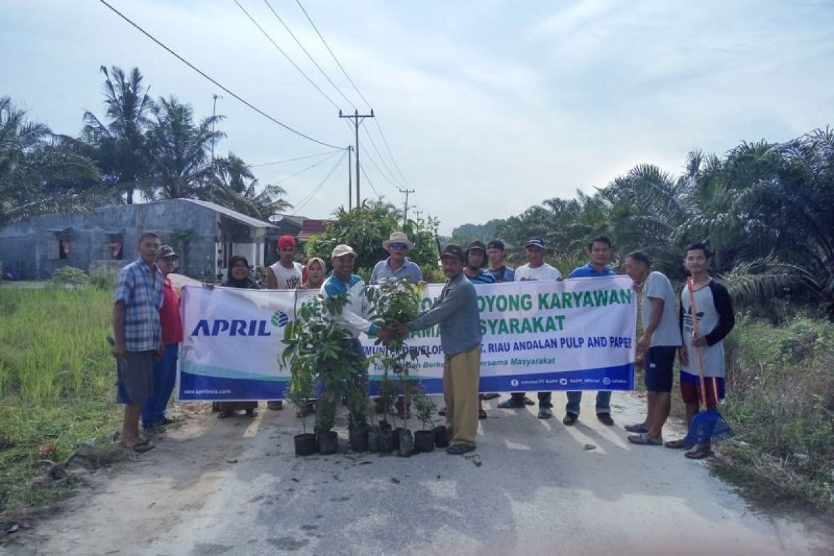 Warga desa Lalang Kabung menanam 300 batang pohon