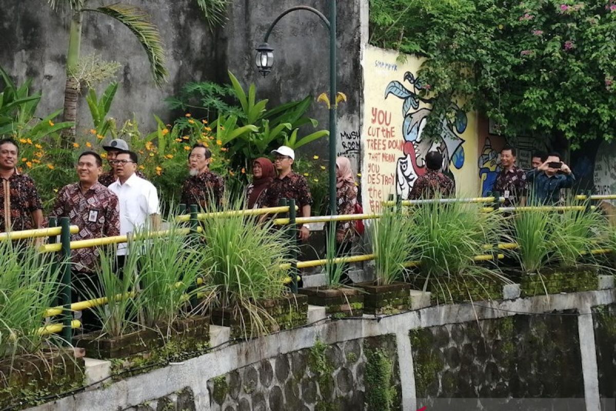 Yogyakarta memamerkan Gandeng Gendong dan JSS ke tim Bappenas