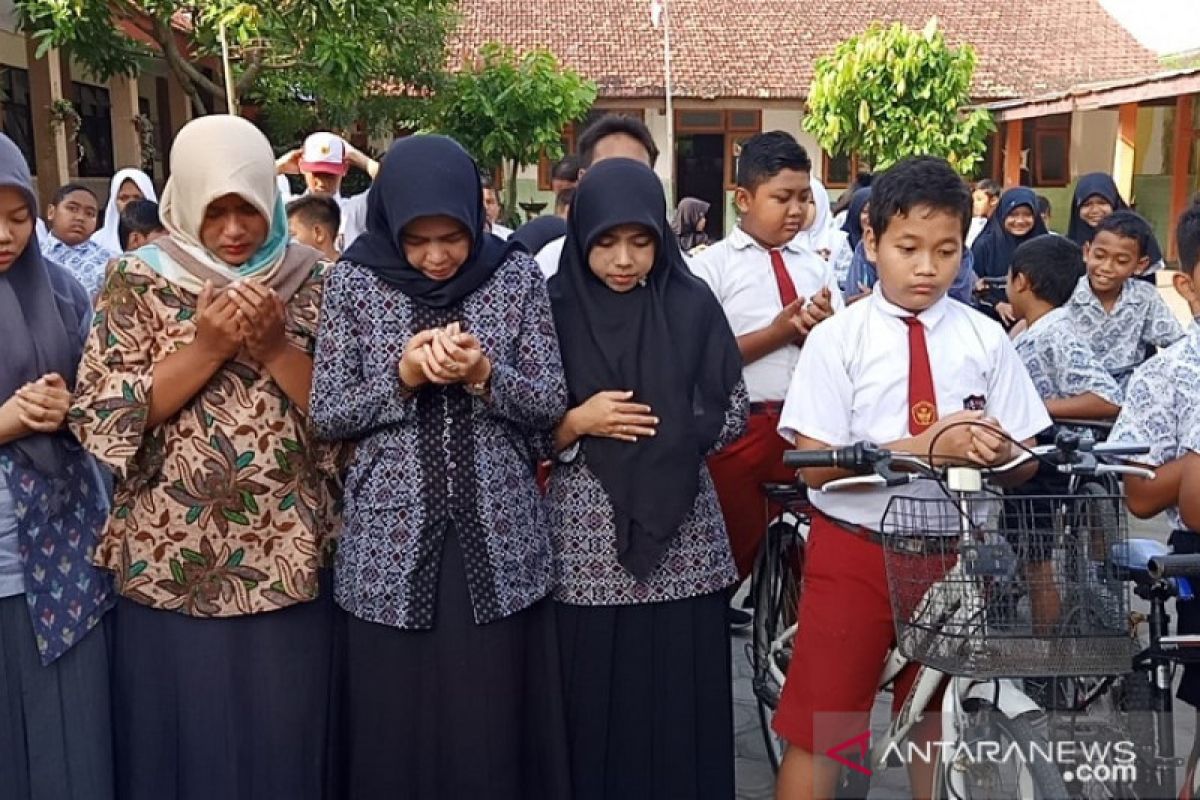 Guru-siswa dari sekolah korban mutilasi di Blitar gelar doa bersama