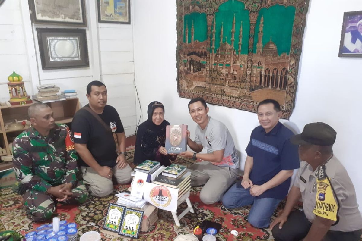 Kalsel Peduli serahkan donasi Al-Qur'an untuk Yayasan Khadijah Kubro