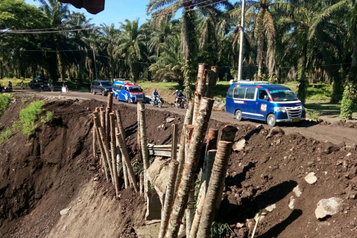 Akses jalan di Tanah Jawa Simalungun yang longsor masih untuk mobil kecil