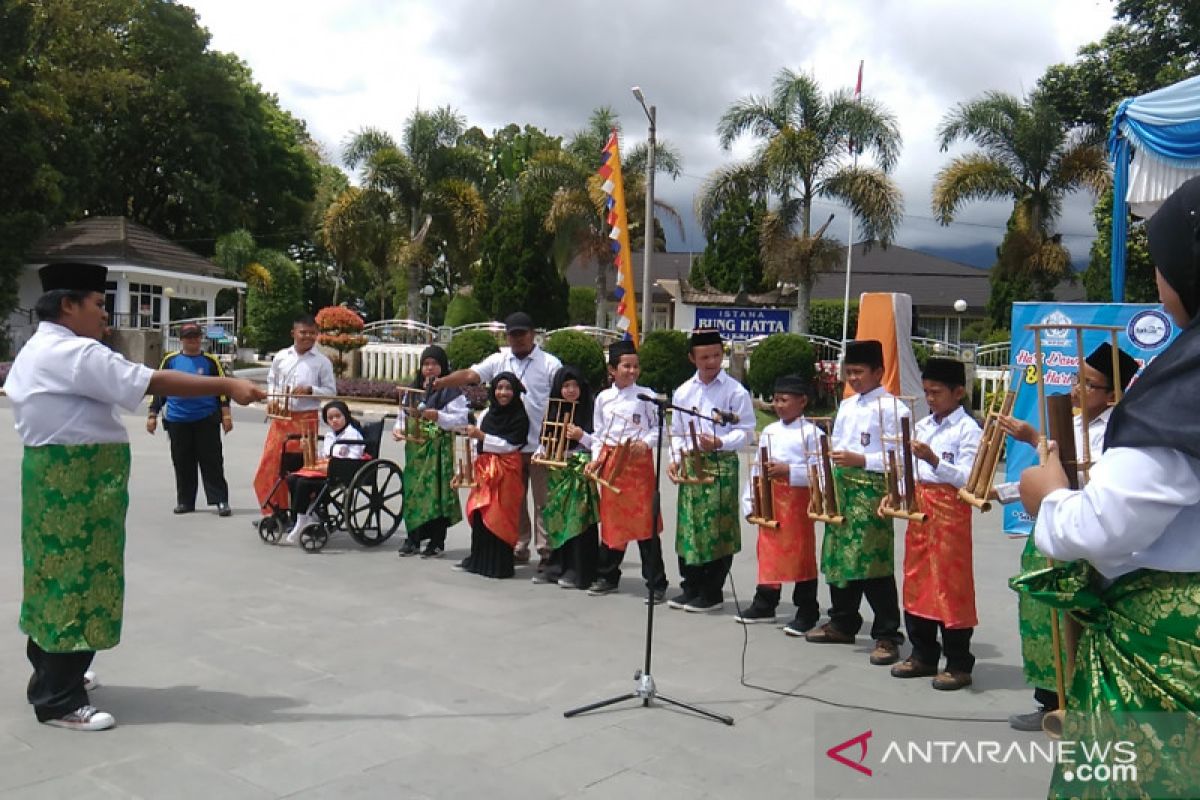 Unjuk kemampuan seni penyandang sindrom down dan autis di Jam Gadang