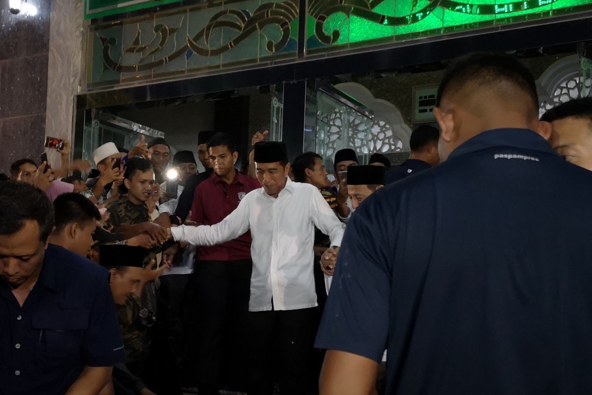Capres 01 Jokowi shalat maghrib berjamaah di Masjid Agung Brebes