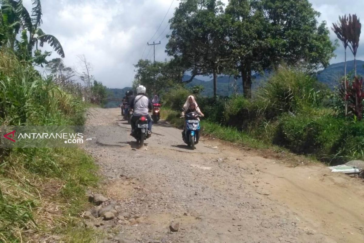 Warga  keluhkan kerusakan jalan wisata Bukit Kaba