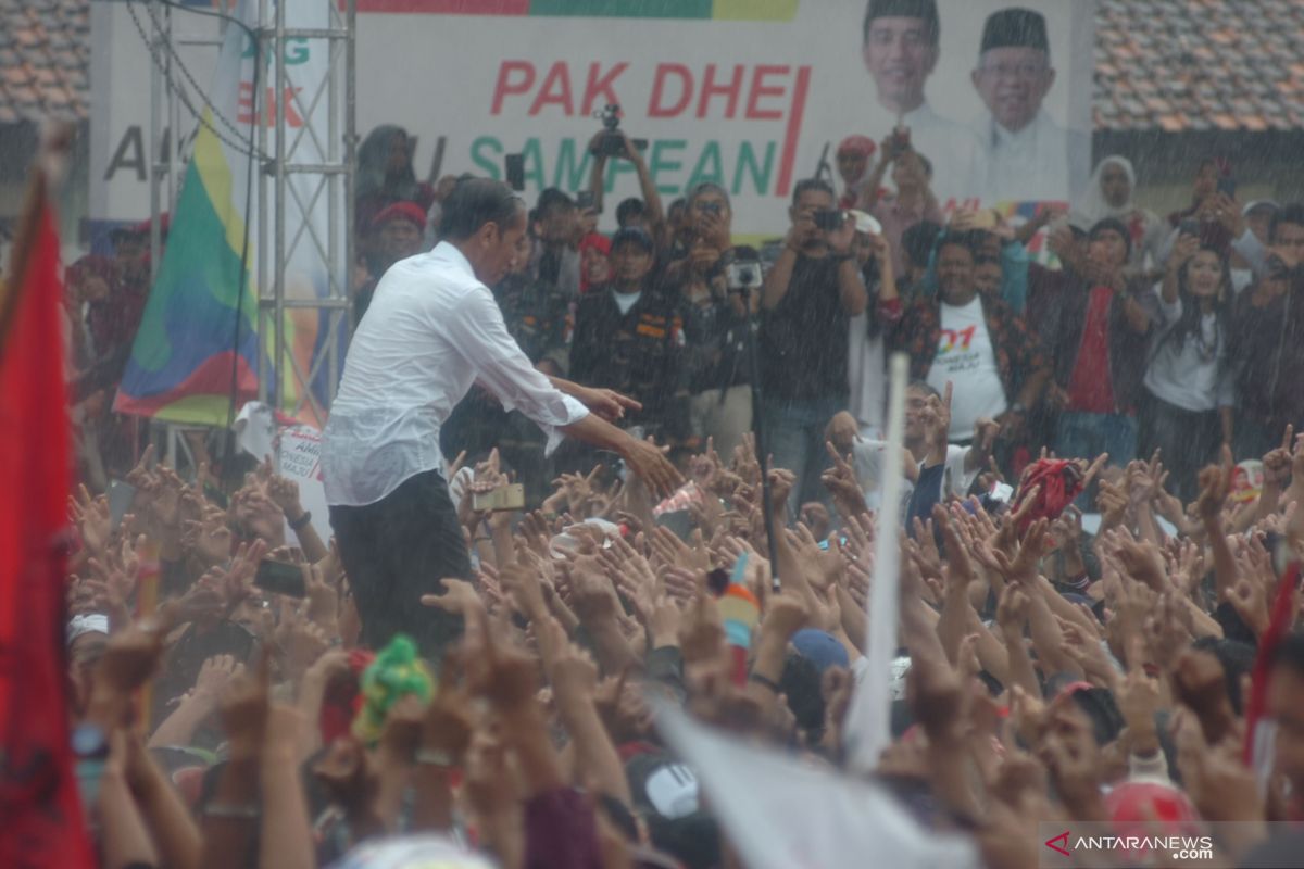 Jokowi basah kuyup di Tegal, kertas sambutan basah