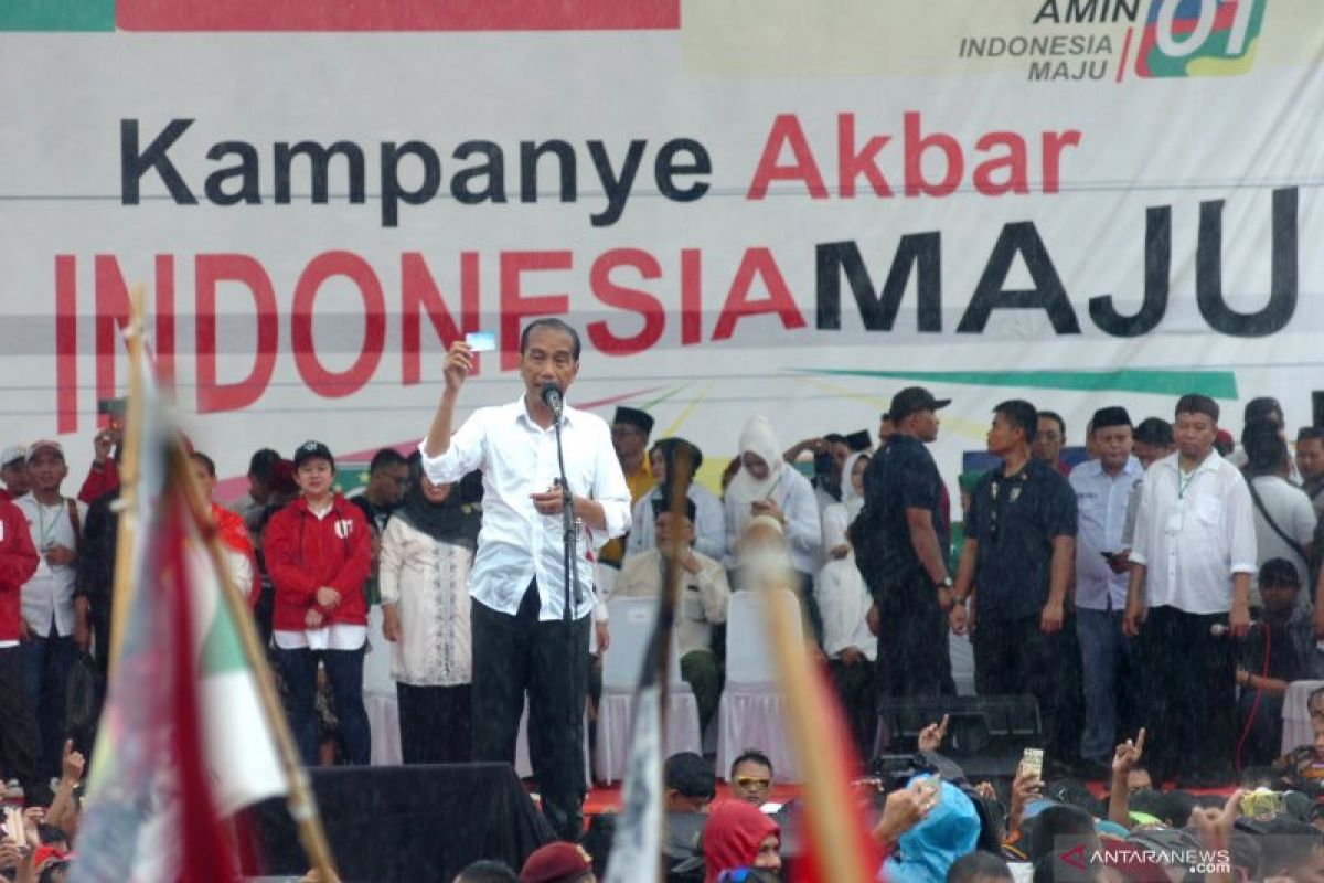 Jokowi pamer kartu kepada simpatisan dalam kampanye di Tegal