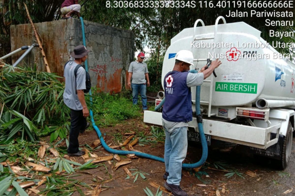 Atasi krisis air, PMI Lombok Utara distribusikan 12 ribu liter air ke Desa Senaru