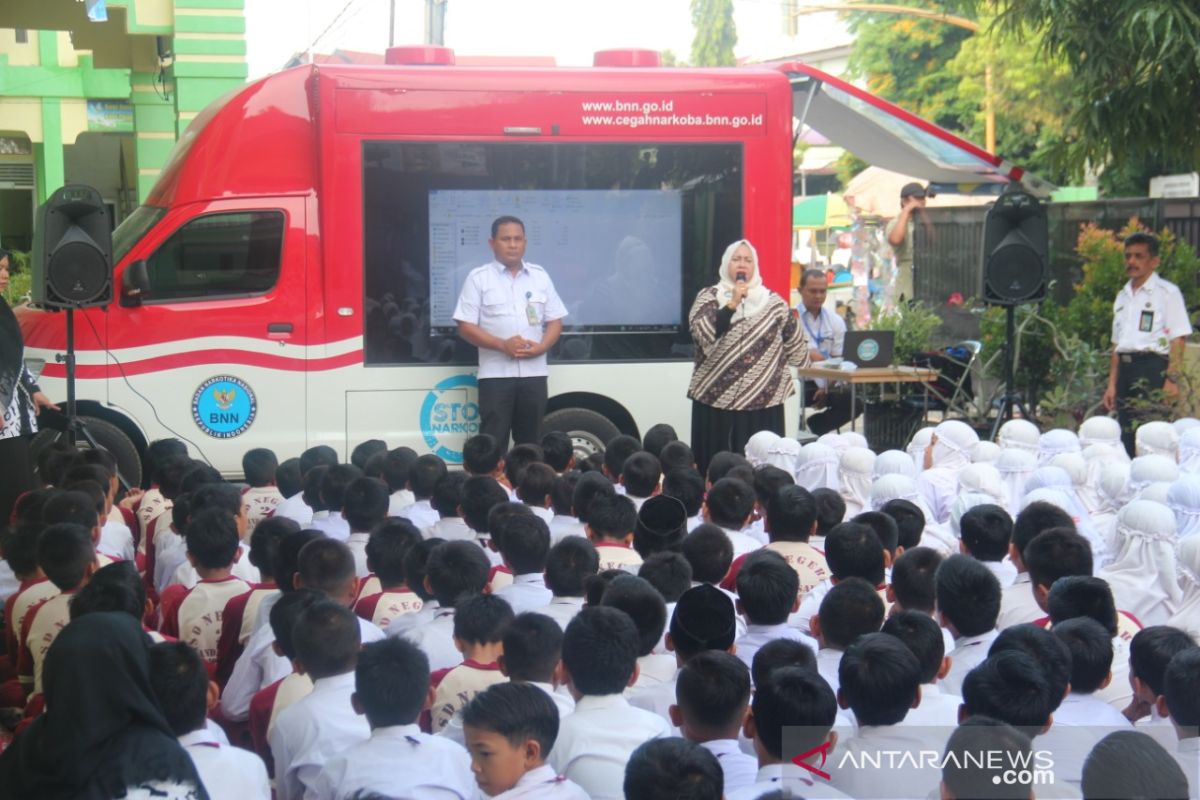 BNNK  putar film bahaya narkoba kepada murid SD