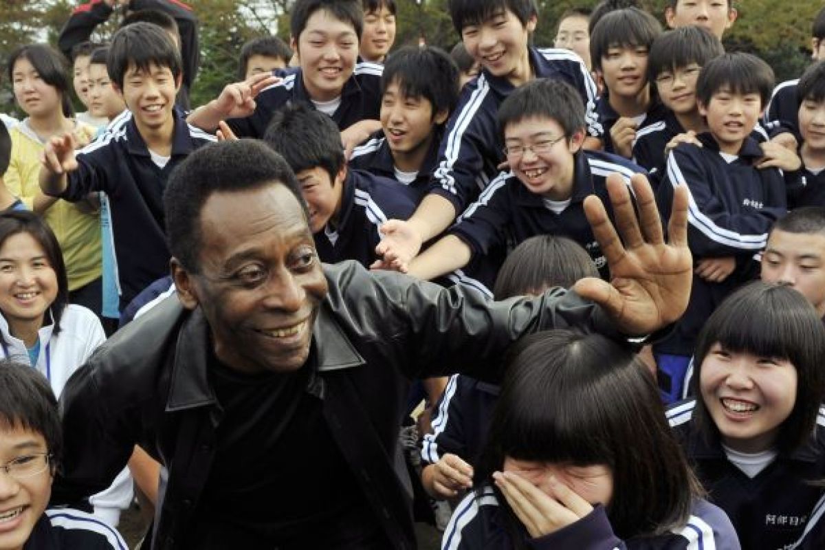 Pele dikabarkan masuk rumah sakit di Paris