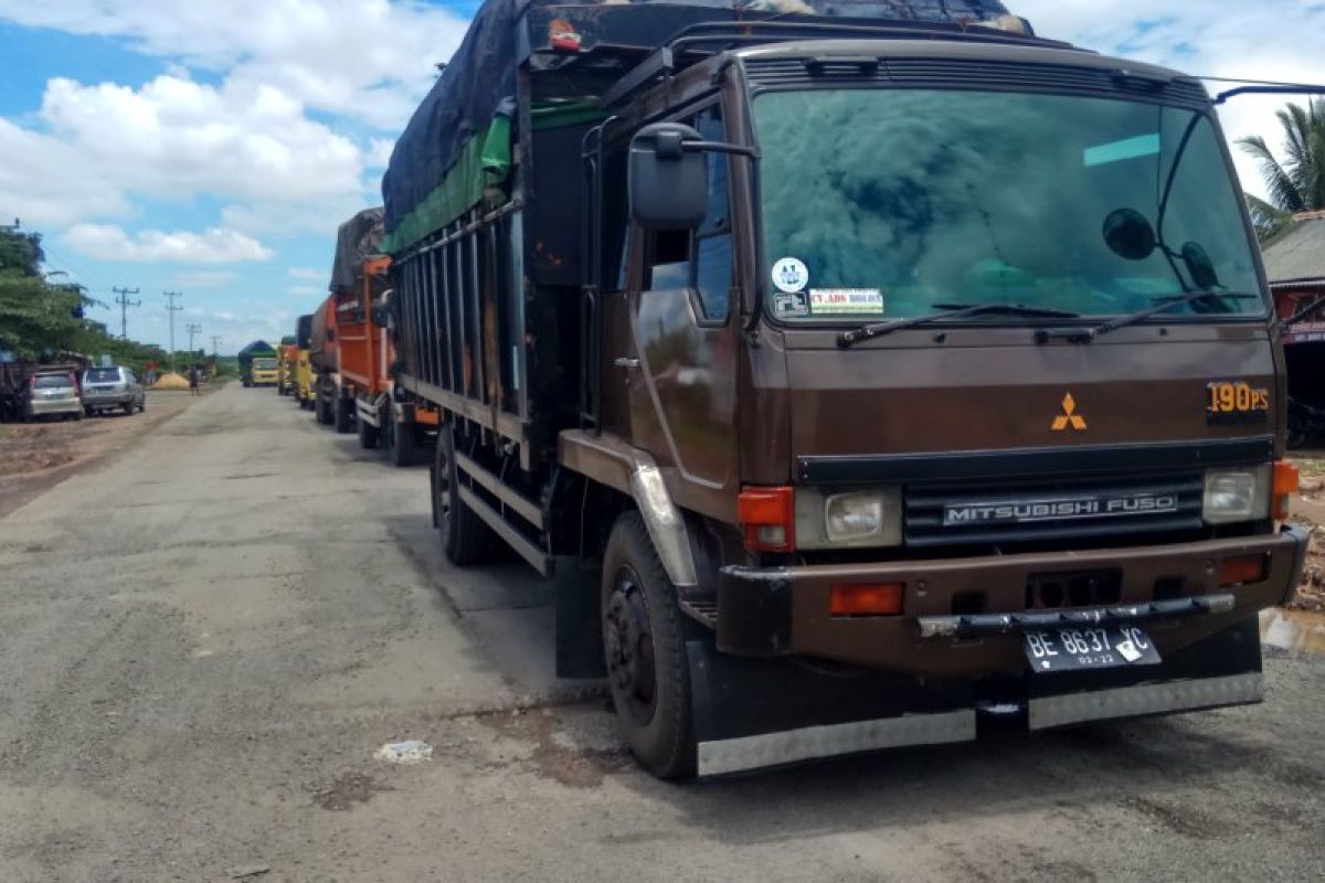 Pengemudi harus hati-hati, Jalan Lintas Timur Sumatera rusak