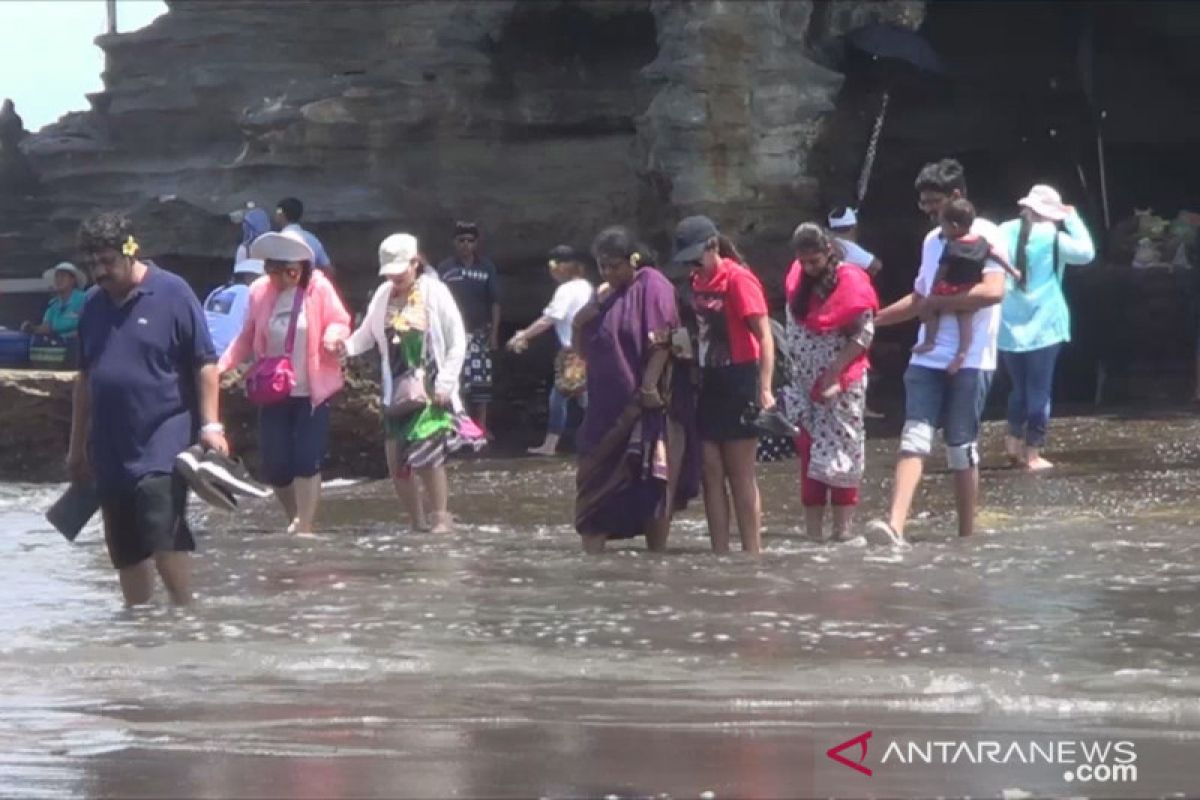 Wisatawan nikmati surutnya air di Tanah Lot