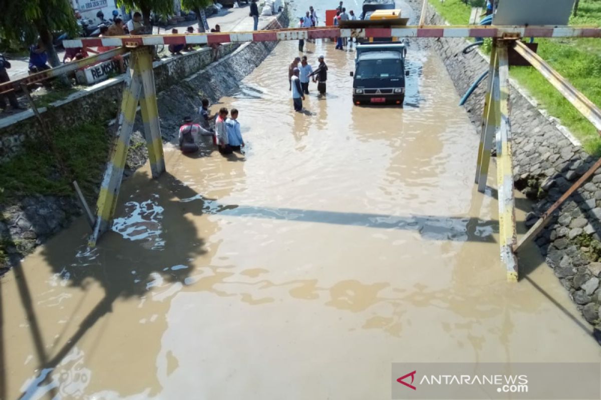 Viaduk Gilingan Surakarta terendam banjir hingga 1,5 meter