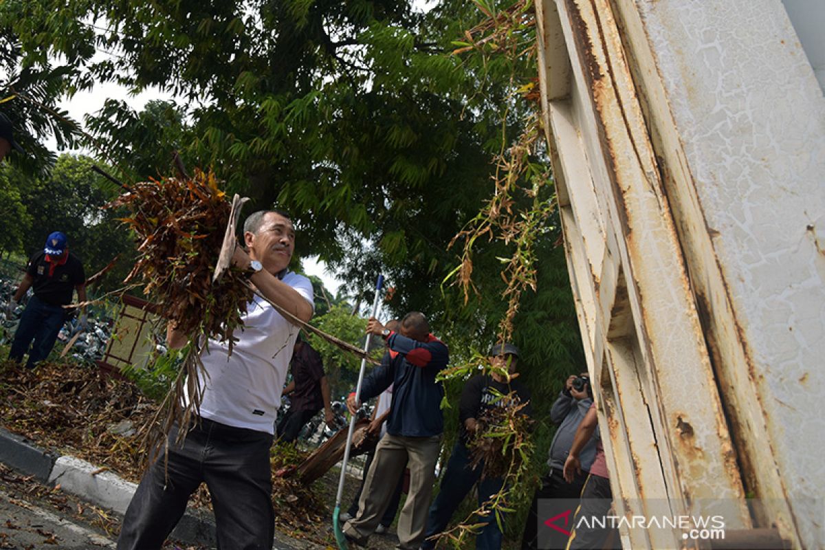 Langsung turun angkut sampah, Gubernur Riau pimpin "Jumat Bersih"