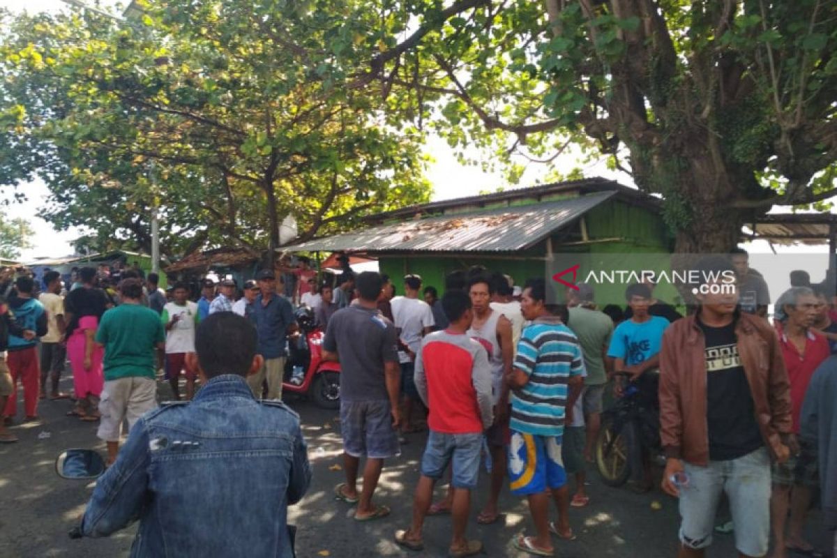 Warga Malabero masih padati pantai