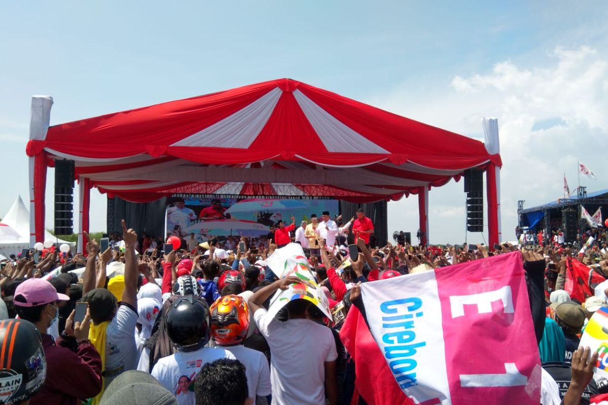 Ribuan warga Cirebon ramaikan kampanye akbar Jokowi-Ma'ruf Amin