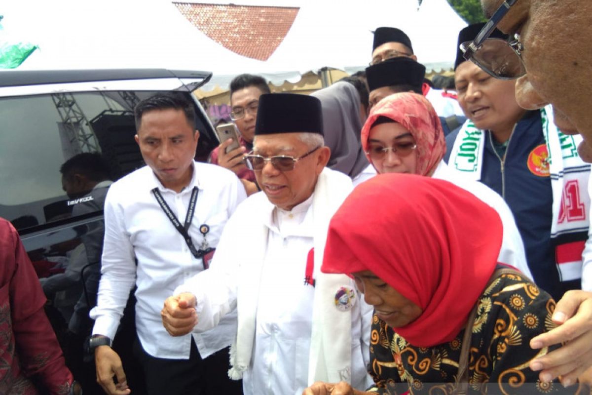 Perempuan paruh baya titipkan nomor teleponnya melalui Ma'ruf Amin