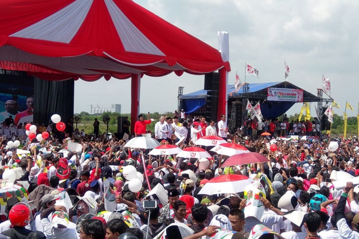 Warga Cirebon tanggapi positif tiga kartu sakti Jokowi