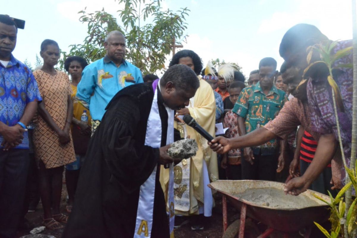 Warga Mare rayakan 50 tahun masuknya Gereja Katolik