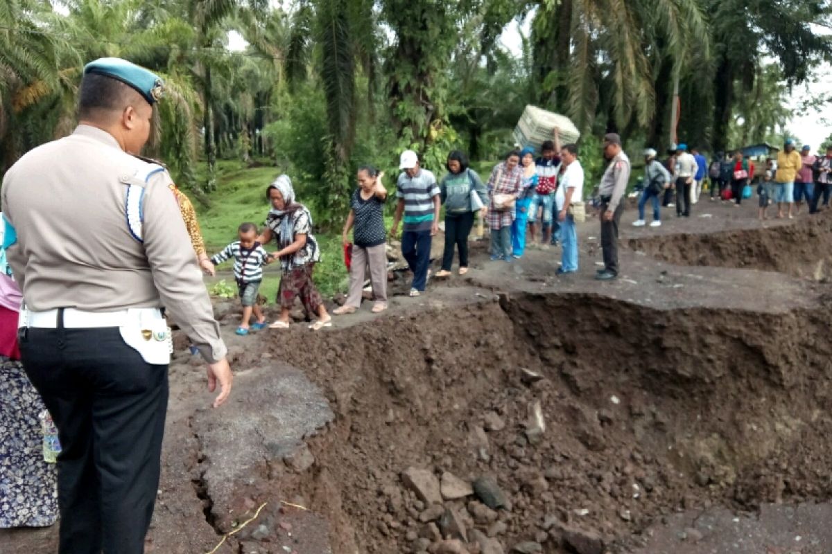 Akses Tanah Jawa Simalungun putus lagi