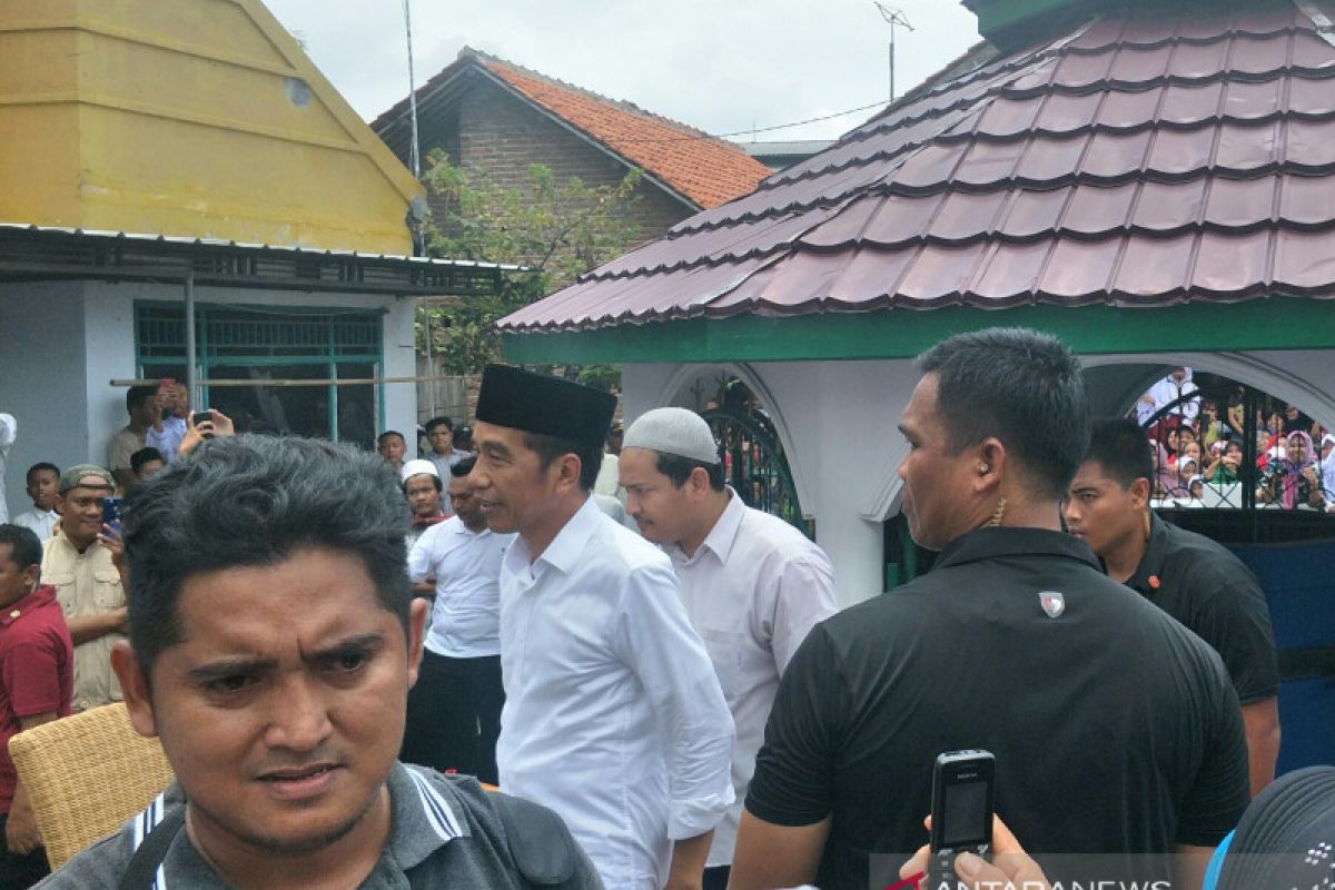 Jokowi Shalat Jumat di Cirebon