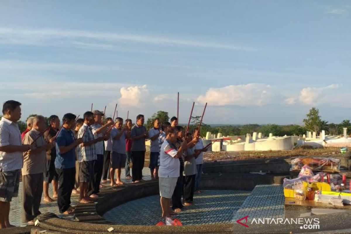 Warga Tionghoa di Belitung sembahyang bersama pada puncak perayaan Cheng Beng