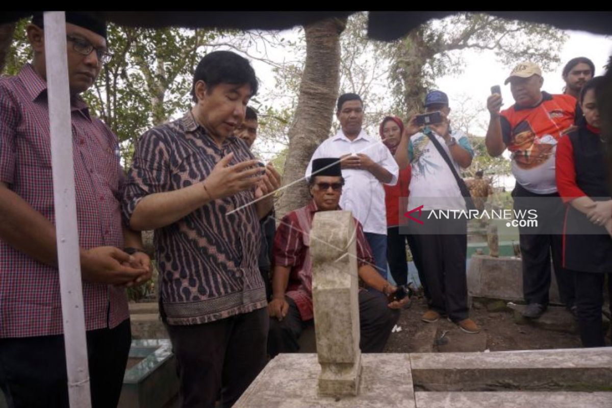 Guruh Soekarnoputra ziarah makam Sarinah di Tulungagung