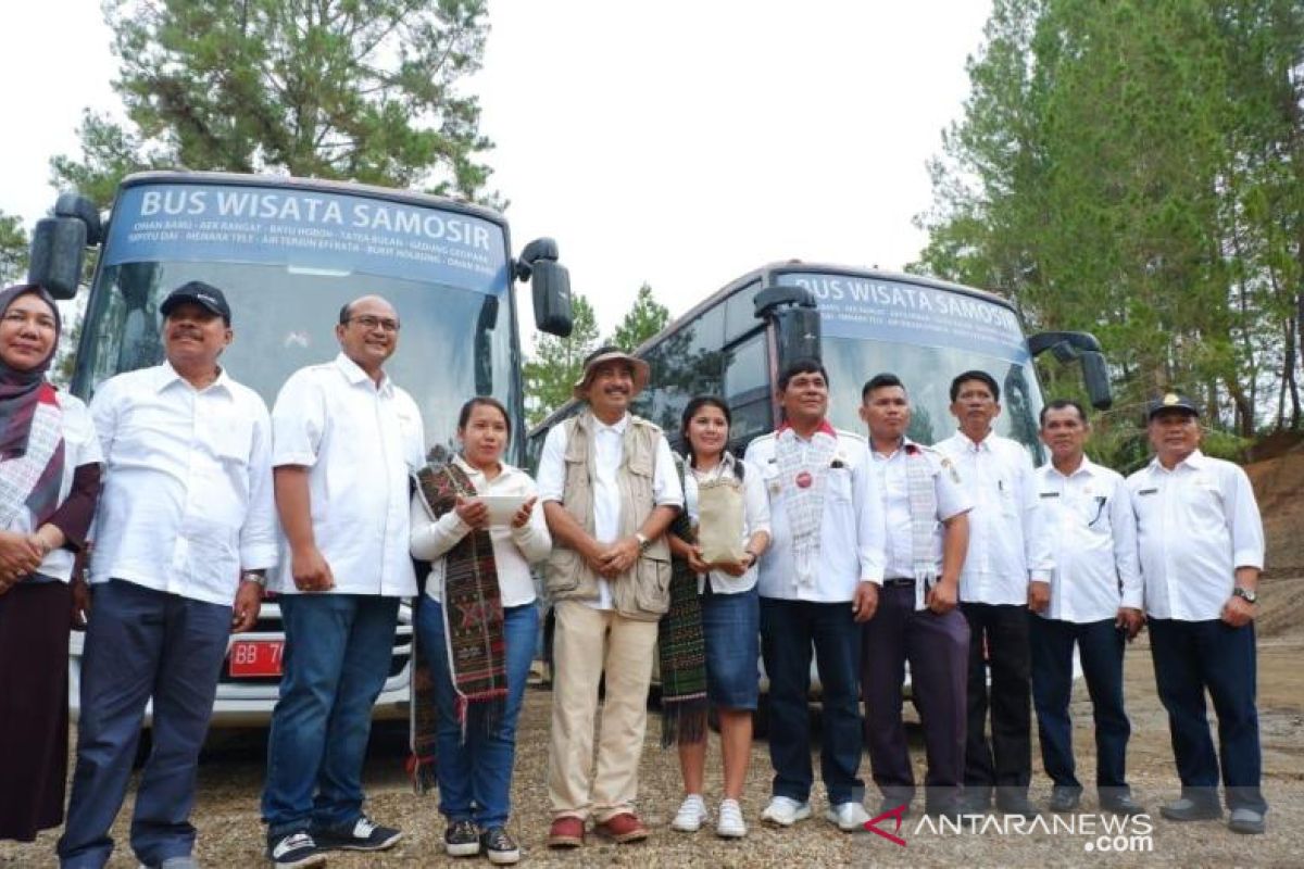 Ayo kelilingi Pulau Samosir, ada dua bus pariwisata