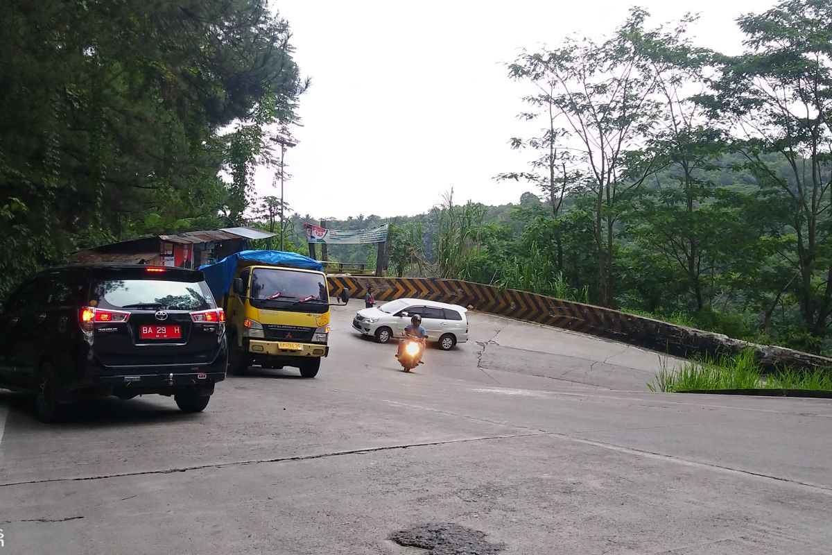 Menantang Maut di Jalan Nasional Sitinjau Laut