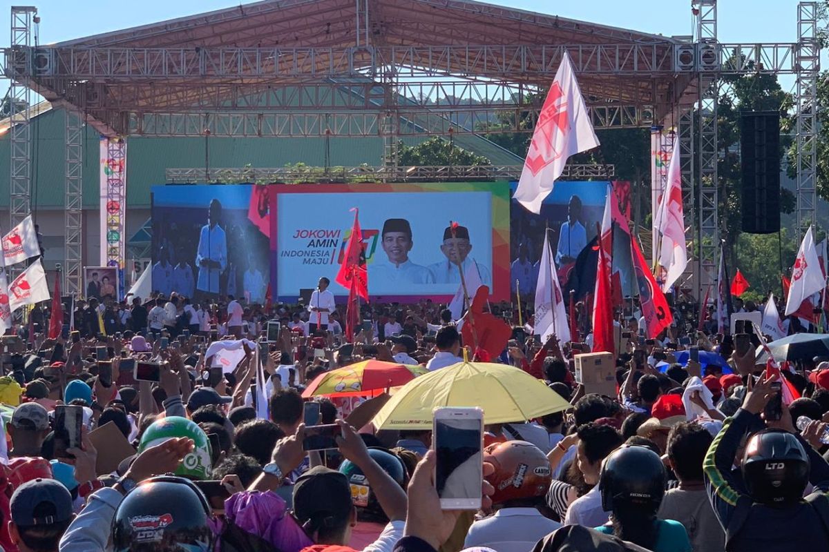 Hampir 50 orang pingsan saat kampanye Jokowi di Batam