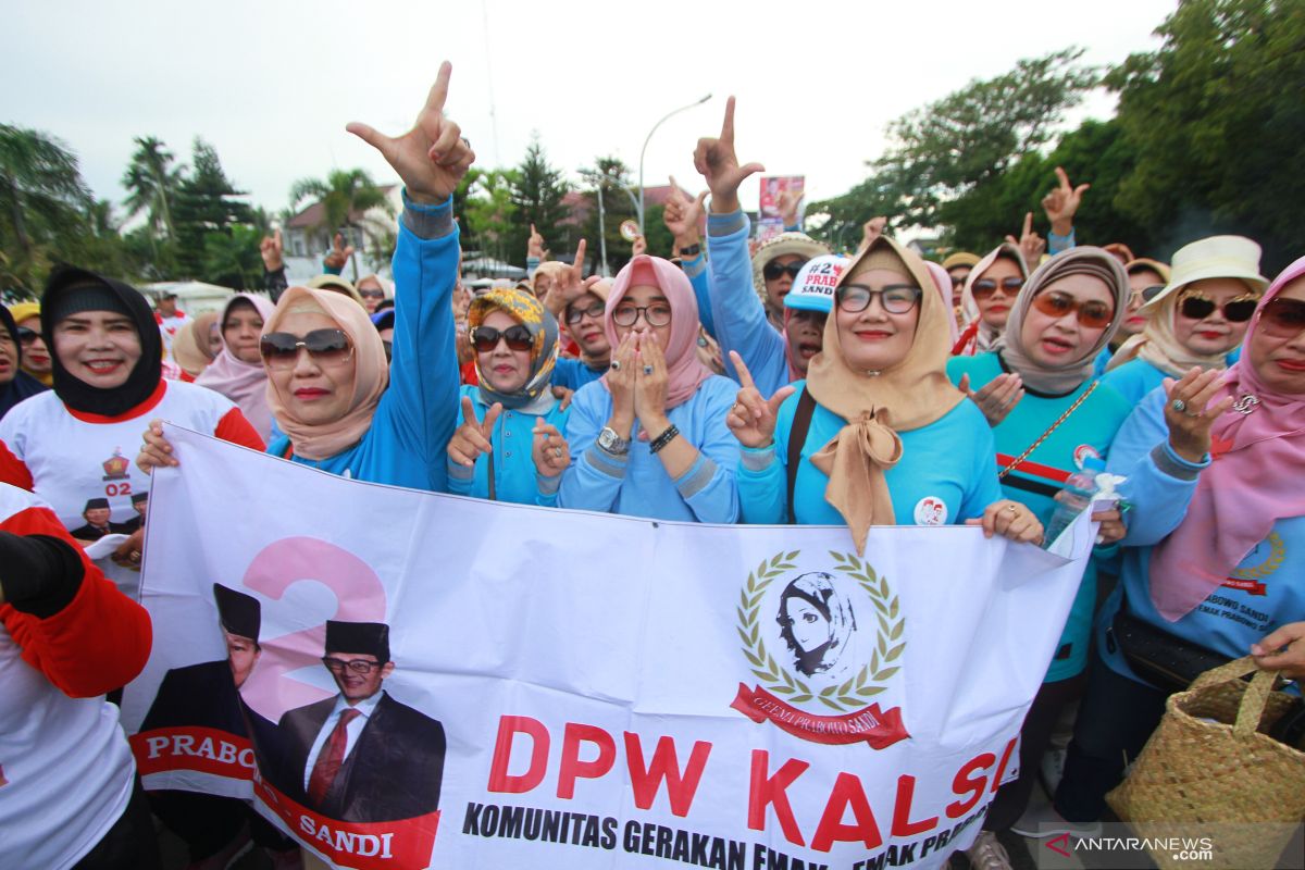 Emak-emak voters for Prabowo-Sandi take a healthy walk