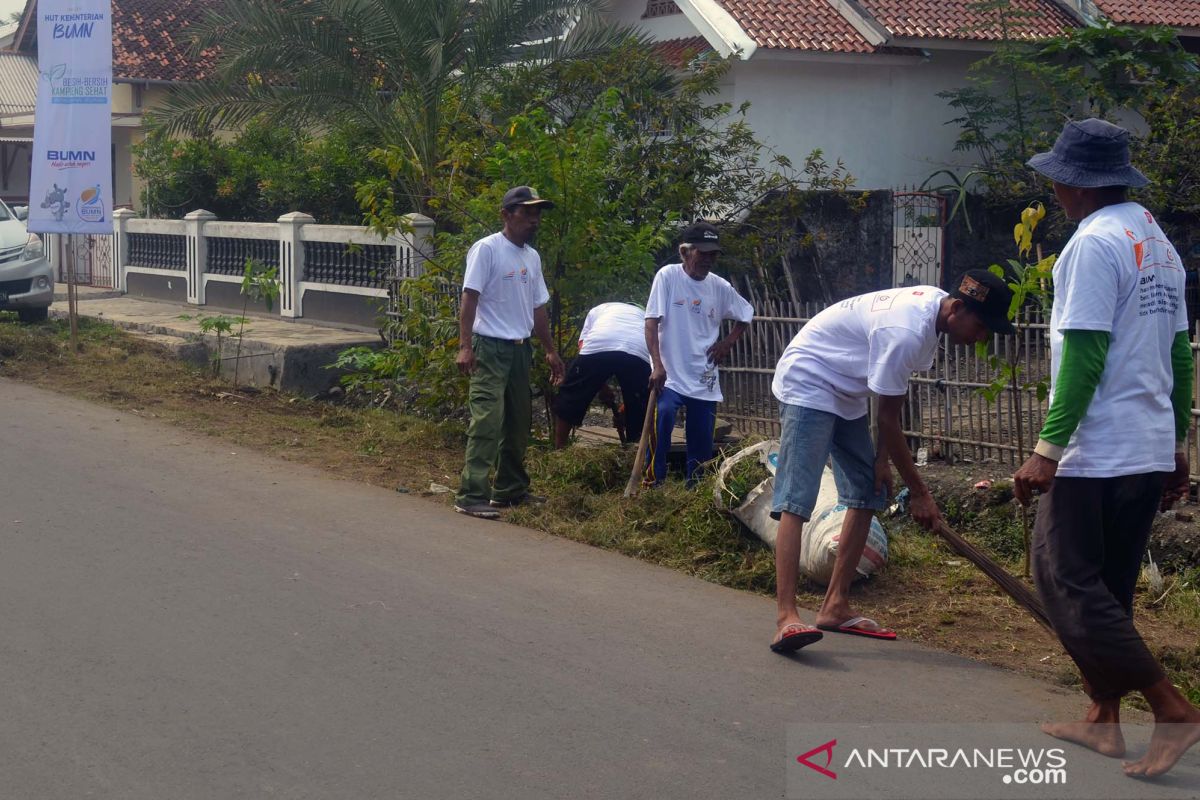 Ratusan masyarakat Karawang bersih-bersih kampung sehat bersama BUMN