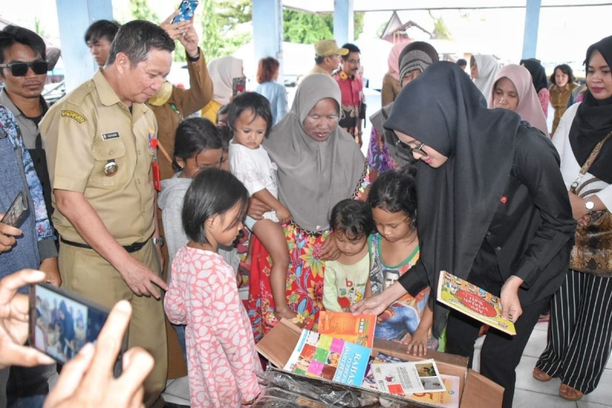 Perpustakaan daerah berikan ratusan buku kepada korban kebakaran