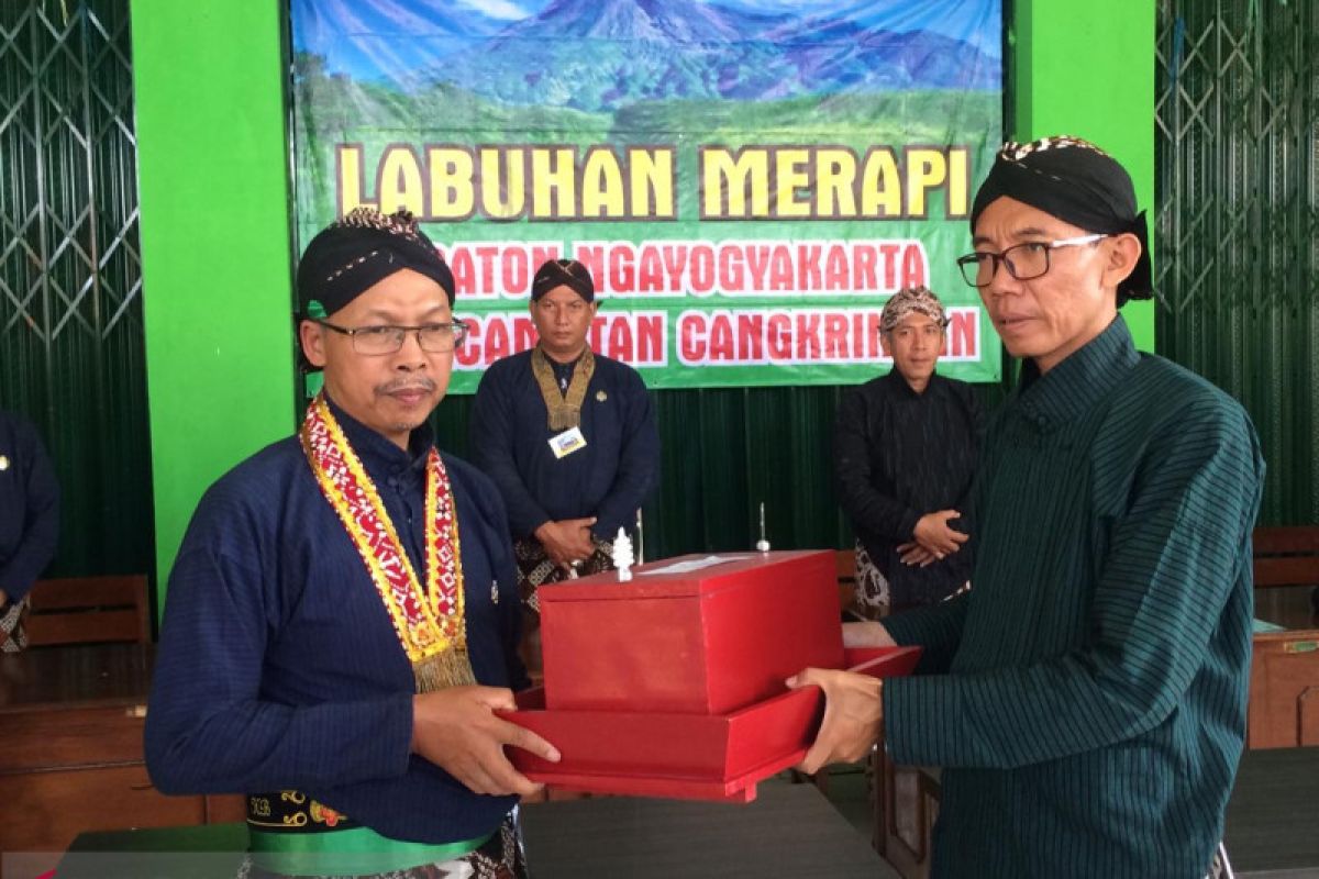 Keraton Yogyakarta serahkan "ubo rampe" labuhan Gunung Merapi