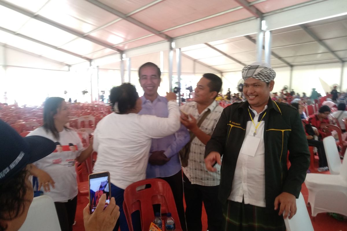 Tak bisa swafoto, pendukung di Asahan berfoto dengan patung Jokowi