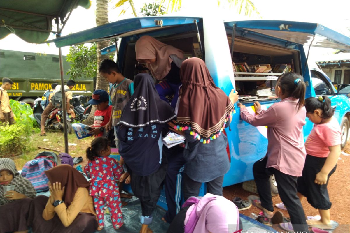 Mobile library visits Tambak Sarinah Village