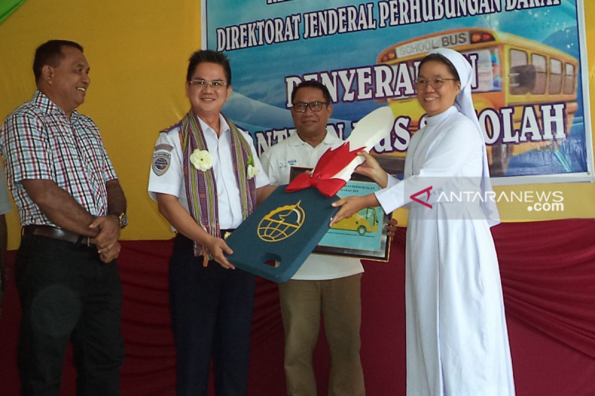 Kementerian Perhubungan bantu lima unit bus sekolah di NTT