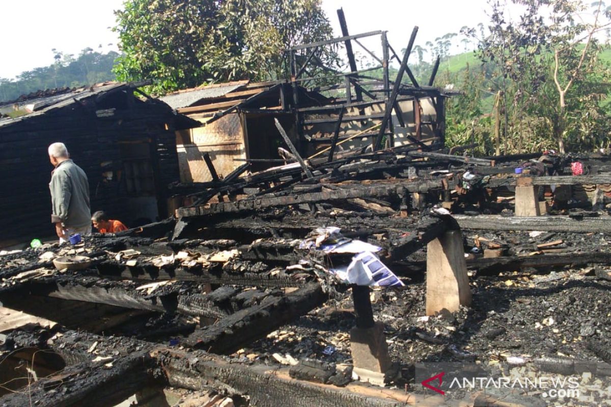 Rumah hangus , suami-istri di Cianjur selamat dari maut