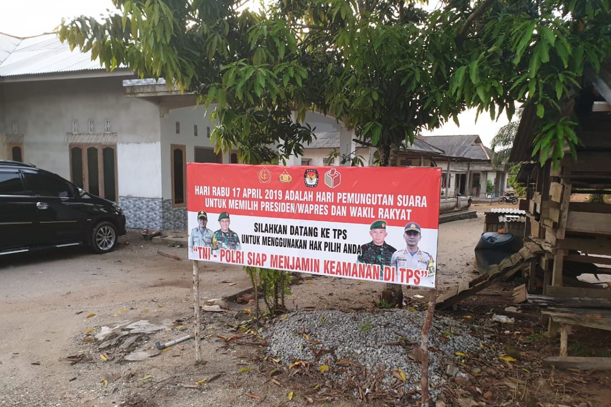 Polsek Riau Silip pasang spanduk ajakan memilih pada Pemilu 2019