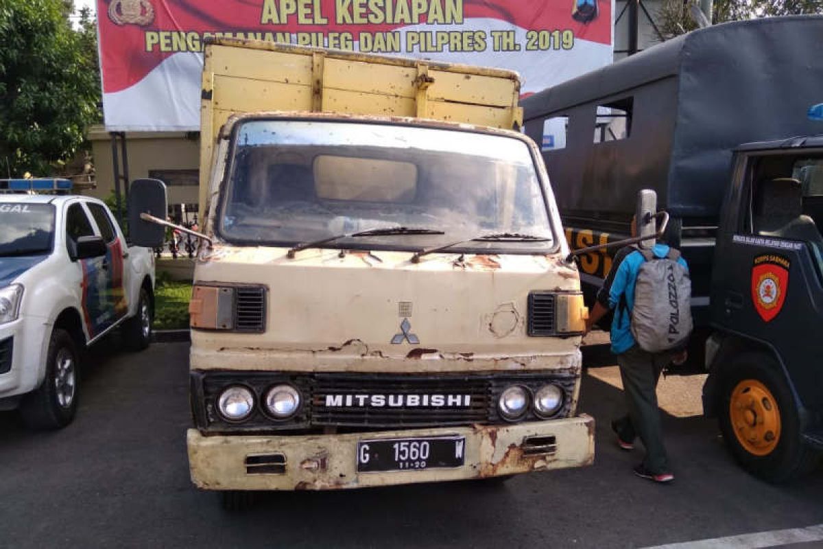 Pembalak liar dan truk diduga berisi kayu jati curian diamankan polisi