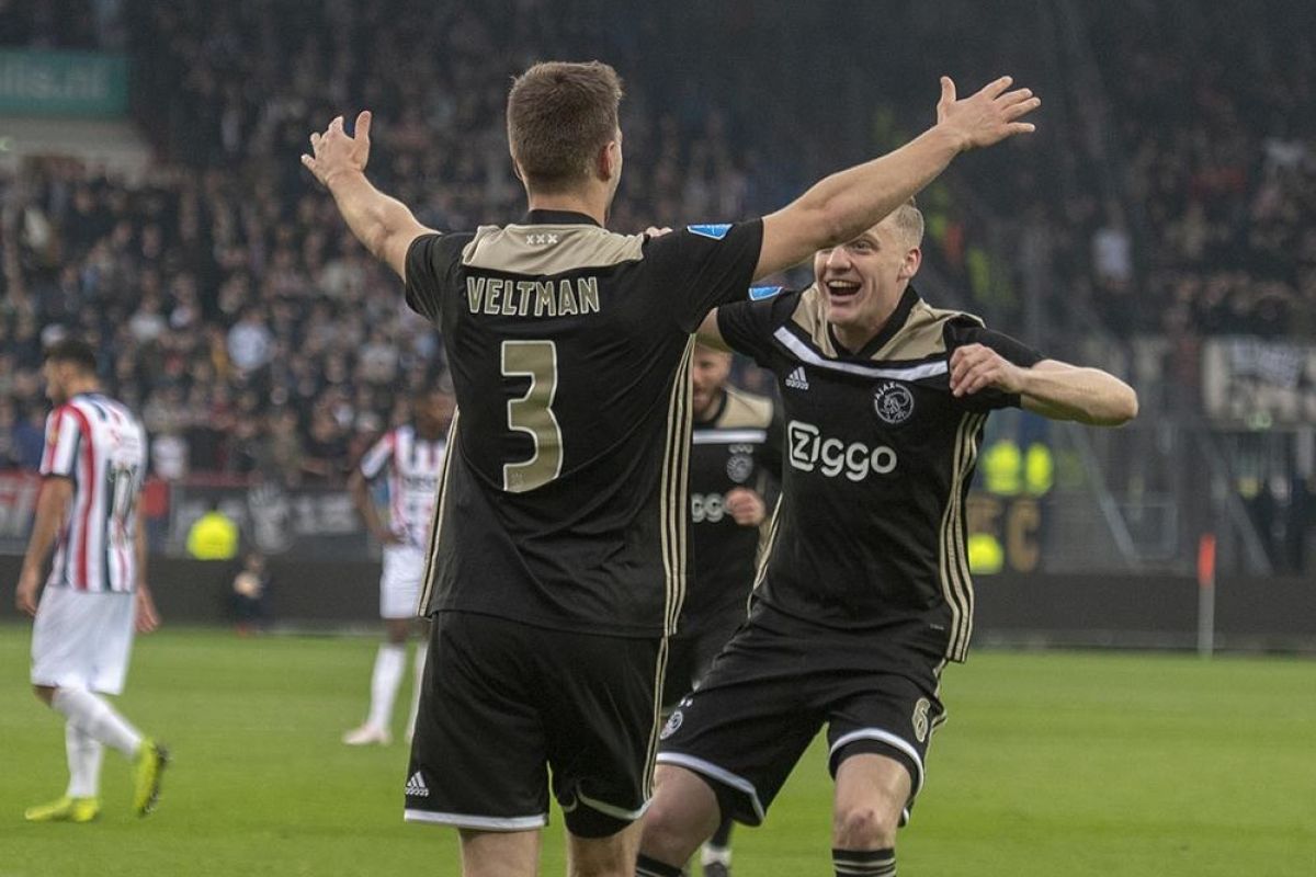 Menang 4-1 di markas Willem, Ajax ke puncak lagi