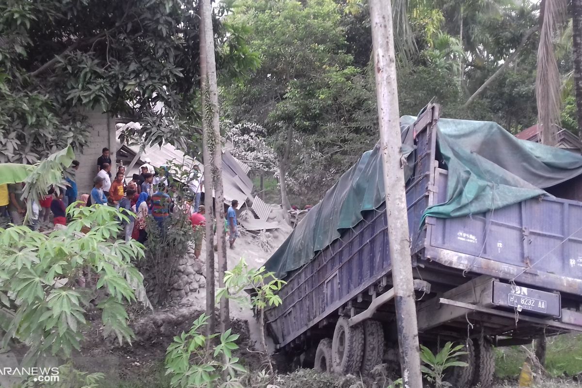 Truk sarat muatan semen terjun ke sawah, sopir tewas