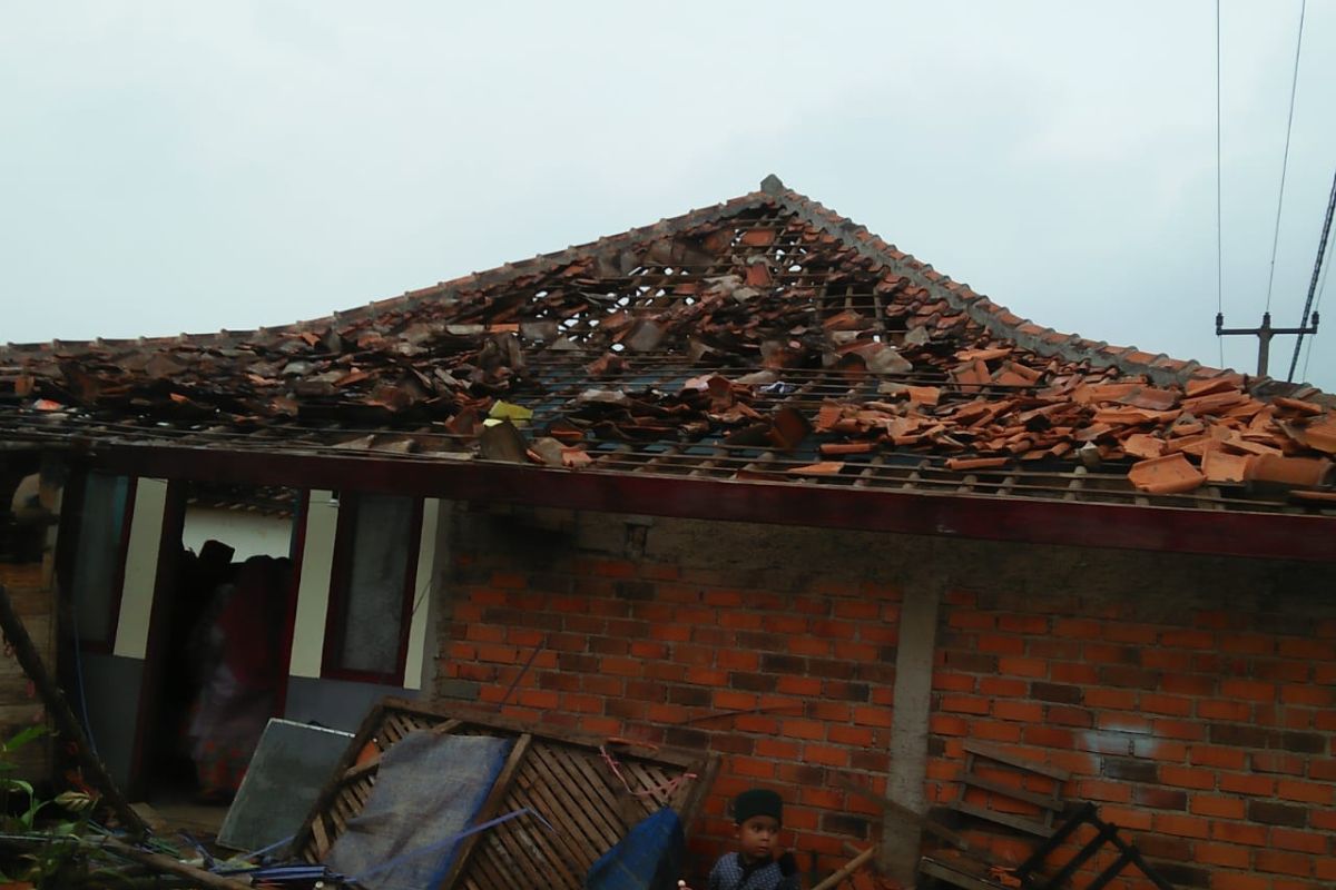 16 rumah di Purwakarta rusak diterjang puting beliung