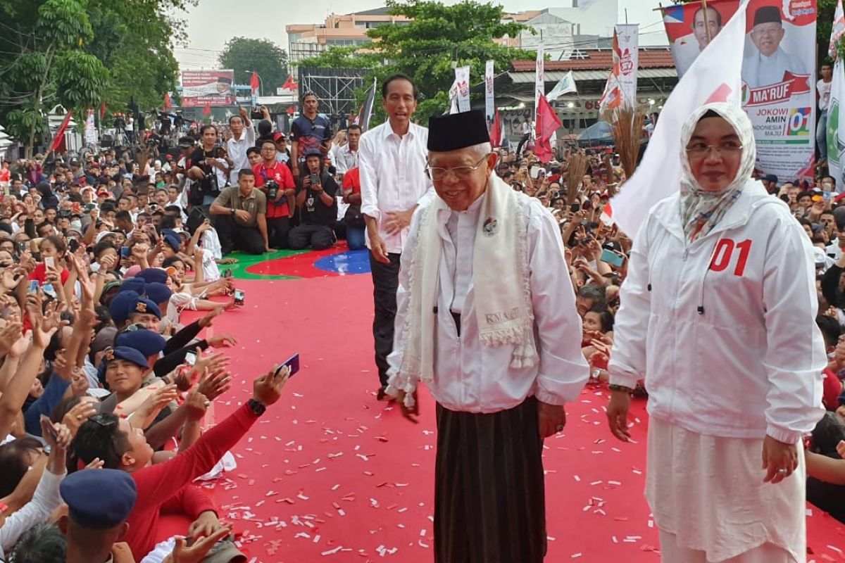 Gaya istri Ma'ruf Amin dampingi suami berkampanye di Tangerang